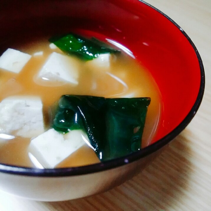 豆腐とわかめの生姜入りみそ汁